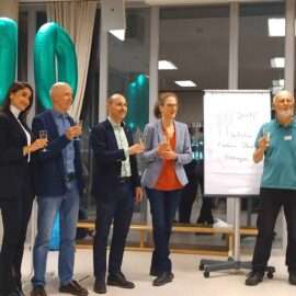 Evin Sevinc (mevesta e.V.) vom Stadtteiltreff Flugfeld, Böblingens Oberbürgermeister Dr. Stefan Belz und die Aktiven der Initiative Essbare Stadt Yvette, Hubert, Sophie und Rainer stoßen an auf die nächsten 10 Jahre 🎉