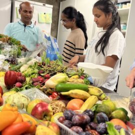 Die Teilnehmer:innen der Schnippeldisco bereiten die geretteten Lebensmittel, schönstes Obst und Gemüse vor, um daraus leckere indische Gerichte zu kochen