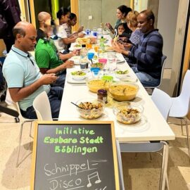 Nach dem Kochen folgt - zu indischer Musik - das gemeinsame Essen mit vielen Gesprächen, nicht nur aber auch über die indischen Küchen