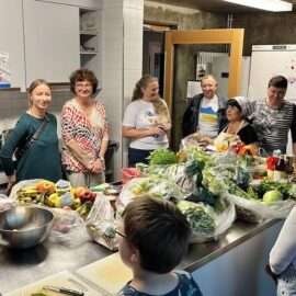 Wir gegutachten die von foodsharing geretteten Lebensmittel und die ukrainische Köchin Walja überlegt mit anderen Teilnehmer:innen der Schnippeldisco, was wir daraus zaubern können