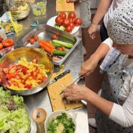 Fleißige Hände schnippeln die geretteten Lebensmittel, aus denen wir ukrainische Gerichte zubereiten