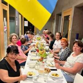 Nach dem Kochen genießen wir gemeinsam das entstandene mehrgängige Menü mit vielen ukrainischen Köstlichkieten an der langen Tafel und kommen bei ukrainischer Musik ins Gespräch